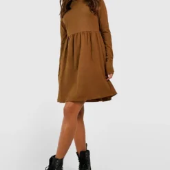 BOOHOO Robe Patineuse à Col Roulé Et Manches Longues