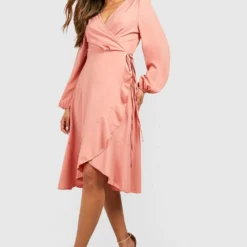 BOOHOO Robe Patineuse Mi-longue Cache-coeur à Volants