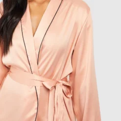 BOOHOO Robe De Chambre Premium Recyclée à Broderie Maid Of Honour -Pas Cher Vêtue Diva Magasin gzz06655 rose20gold xl 3