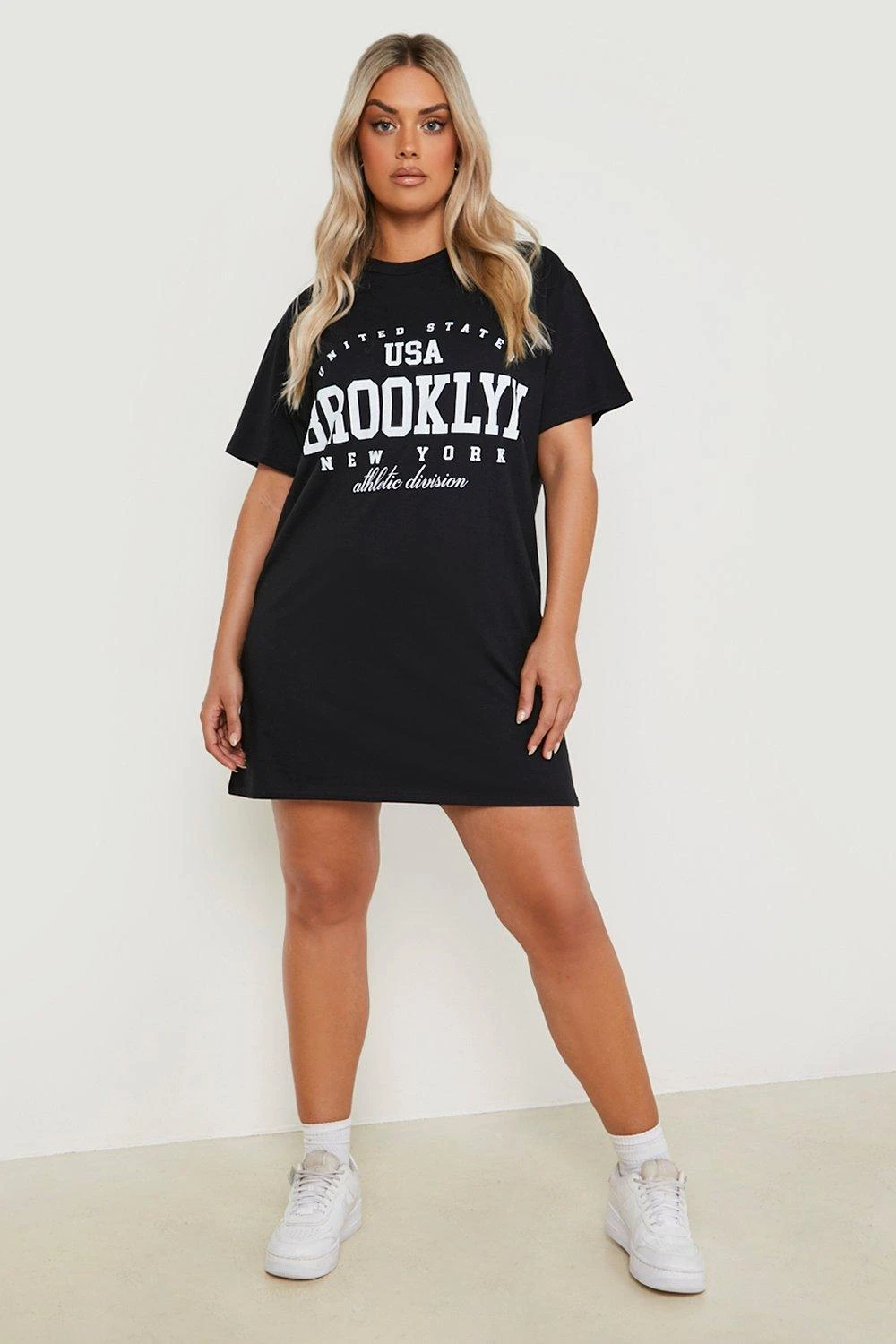 Grande Taille - Robe T-shirt Oversize à Slogan Brooklyn 5 Grande Taille - Robe T-shirt Oversize à Slogan Brooklyn – Image 3
