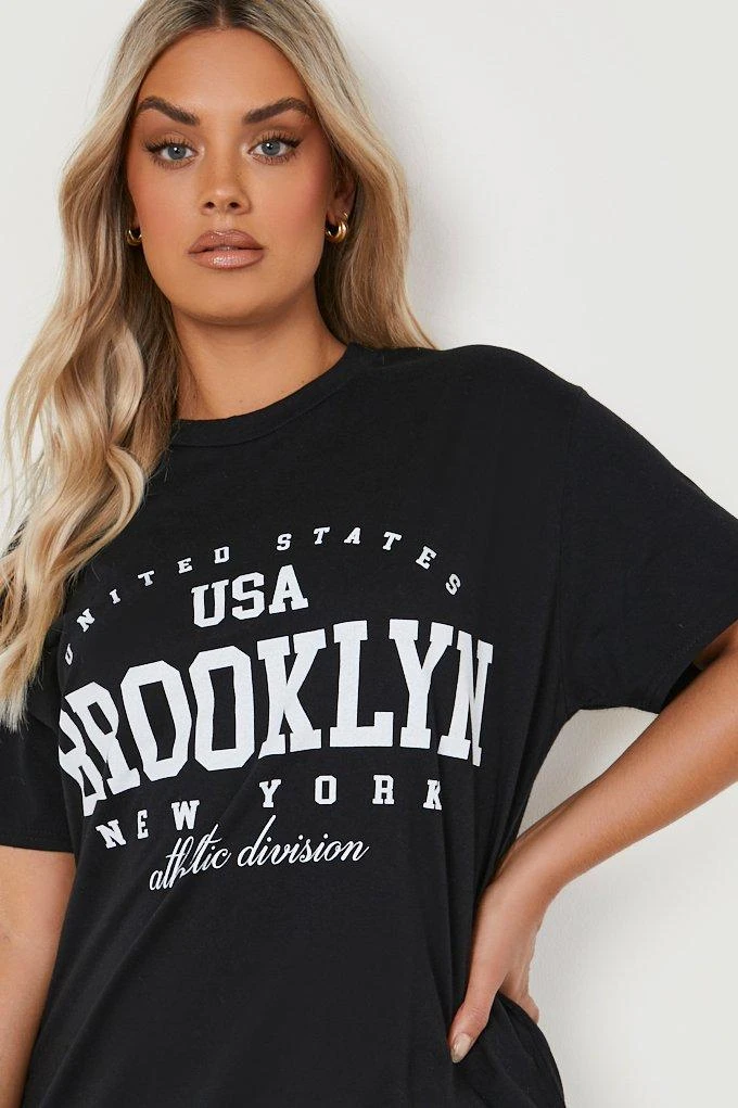 Grande Taille - Robe T-shirt Oversize à Slogan Brooklyn 6 Grande Taille - Robe T-shirt Oversize à Slogan Brooklyn – Image 4