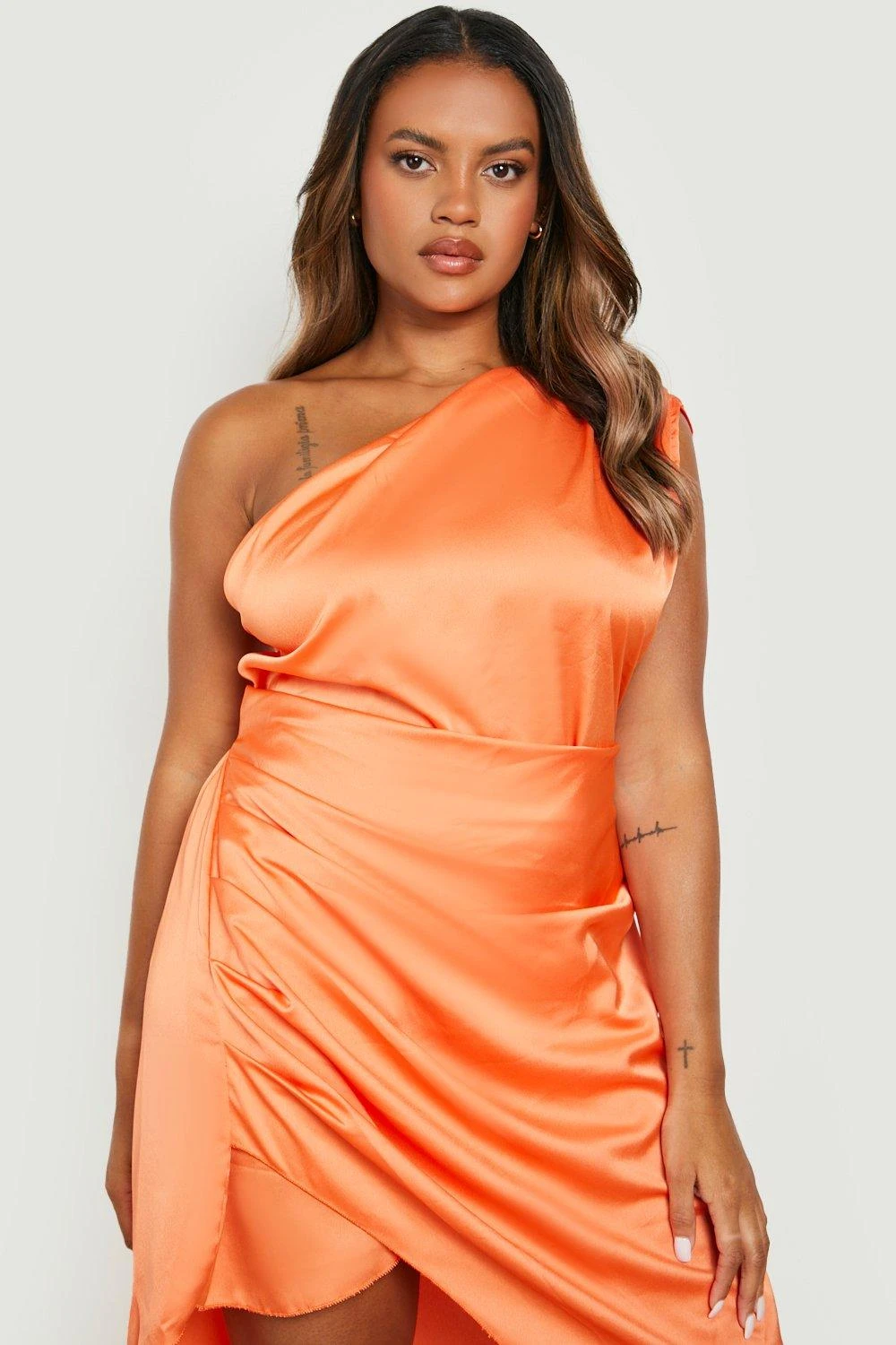 Grande Taille - Robe Asymétrique Satinée Froncée 6 Grande Taille - Robe Asymétrique Satinée Froncée – Image 4