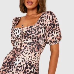 Robe Soyeuse Recyclée à Volants Et Imprimé Léopard -Pas Cher Vêtue Diva Magasin gzz29090 brown xl 3 scaled