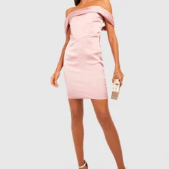 BOOHOO Robe Courte Satinée Drapée -Pas Cher Vêtue Diva Magasin gzz29396 rose xl 2 scaled