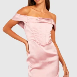 BOOHOO Robe Courte Satinée Drapée -Pas Cher Vêtue Diva Magasin gzz29396 rose xl 3 scaled
