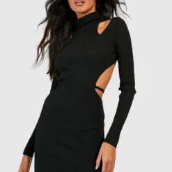 Robe Courte à Col Montant Et Bretelles