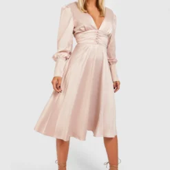 Robe Satinée Décolletée Froncée