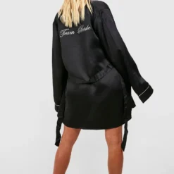 BOOHOO Robe De Chambre Satinée à Inscription Team Bride -Pas Cher Vêtue Diva Magasin gzz38551 black xl 2