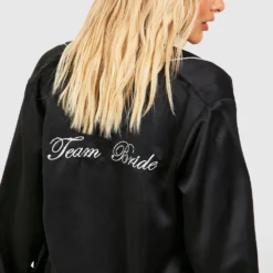 BOOHOO Robe De Chambre Satinée à Inscription Team Bride -Pas Cher Vêtue Diva Magasin gzz38551 black xl 3