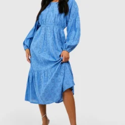 Robe Brodée à Découpes