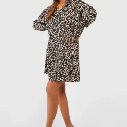 Ensemble Léopard Avec Robe Chemise Et Foulard