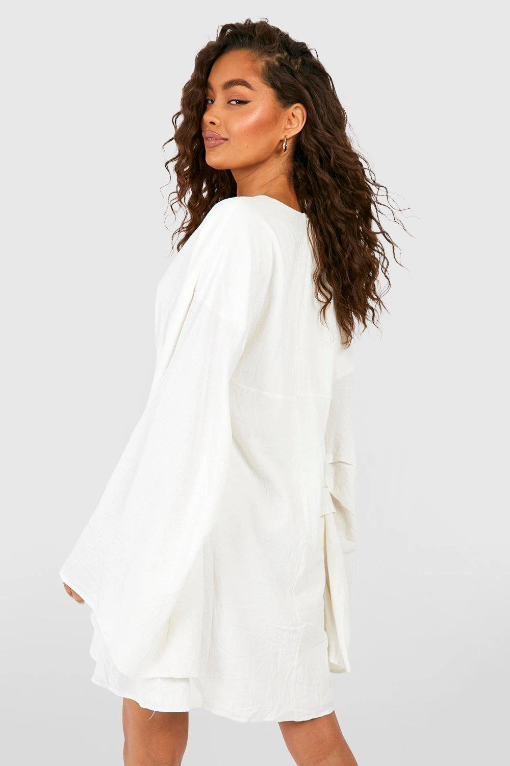 Robe Courte Décolletée à Manches Chauve-souris 4 Robe Courte Décolletée à Manches Chauve-souris – Image 2