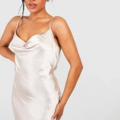 Petite - Robe De Demoiselle D'honneur Satinée à Col Bénitier -Pas Cher Vêtue Diva Magasin gzz43996 champagne xl 3