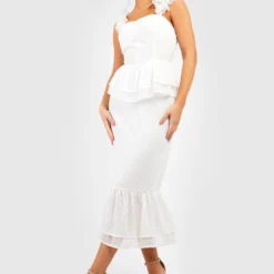 BOOHOO Robe Longue En Plumetis à Armatures -Pas Cher Vêtue Diva Magasin gzz48373 white xl 2 scaled