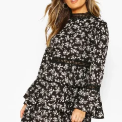 Robe Patineuse Fleurie à Col Montant