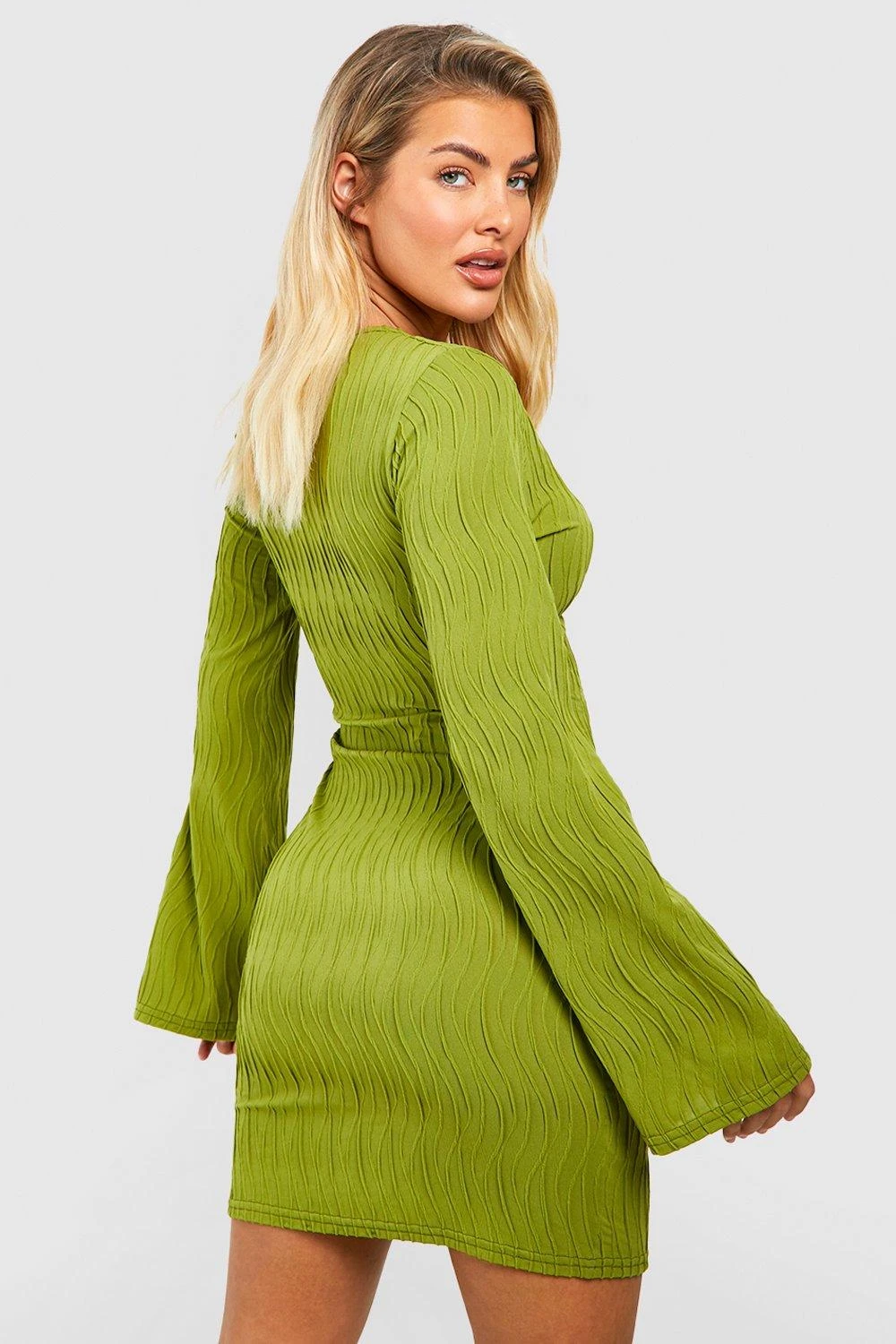 Robe Courte Texturée à Anneau 4 Robe Courte Texturée à Anneau – Image 2