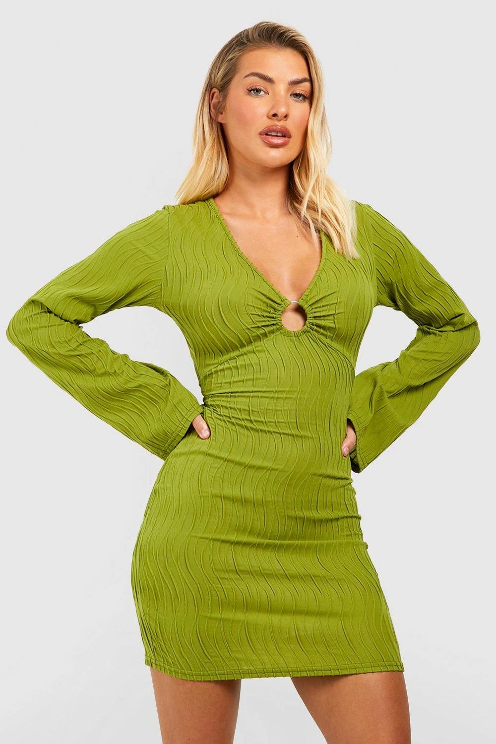 Robe Courte Texturée à Anneau 5 Robe Courte Texturée à Anneau – Image 3