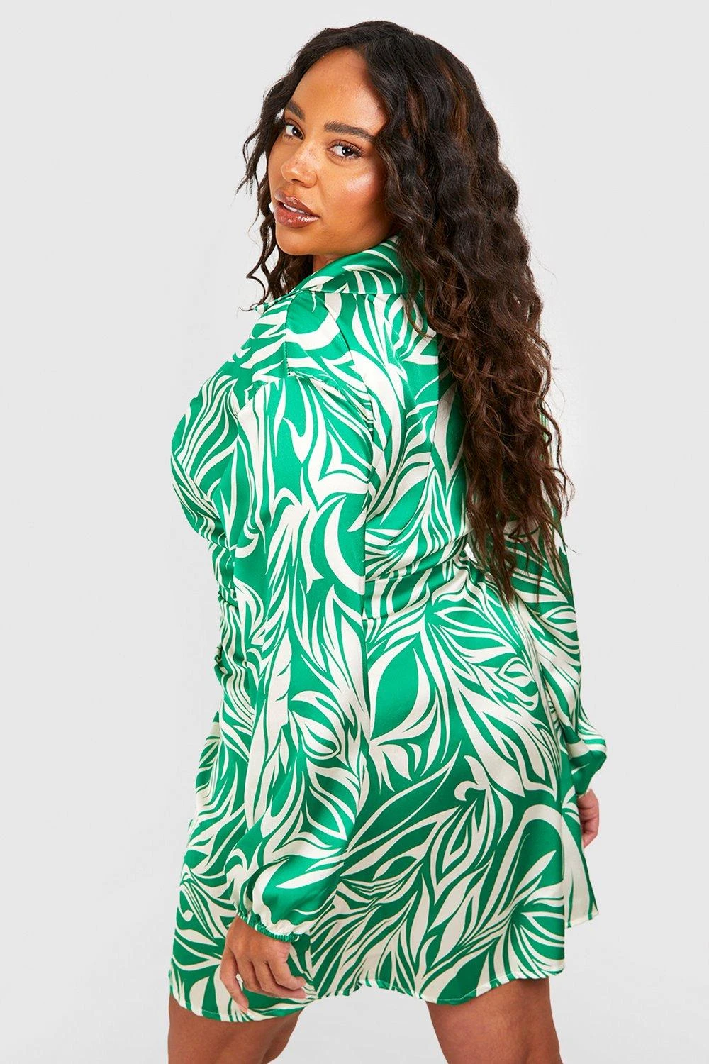 Grande Taille - Robe Mi-longue Portefeuille Satinée à Imprimé Zèbre 4 Grande Taille - Robe Mi-longue Portefeuille Satinée à Imprimé Zèbre – Image 2