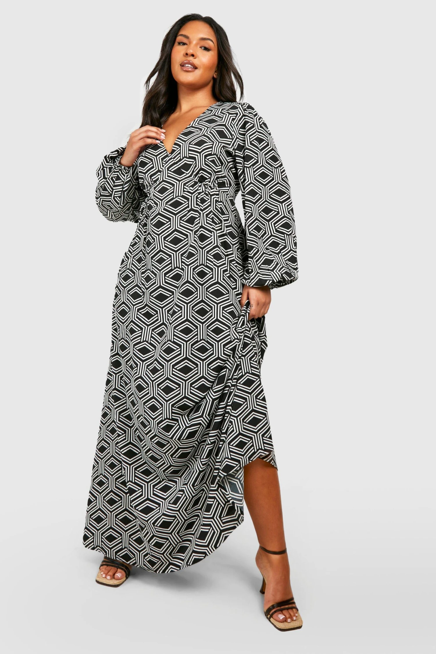 BOOHOO Grande Taille - Robe Longue Imprimé Géométrique 3 BOOHOO Grande Taille - Robe Longue Imprimé Géométrique