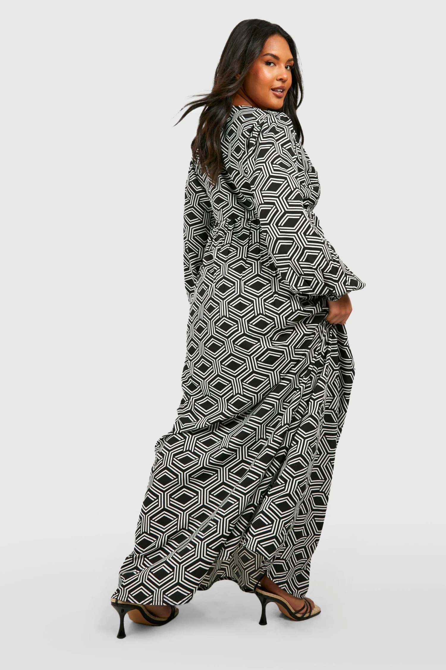 BOOHOO Grande Taille - Robe Longue Imprimé Géométrique 4 BOOHOO Grande Taille - Robe Longue Imprimé Géométrique – Image 2