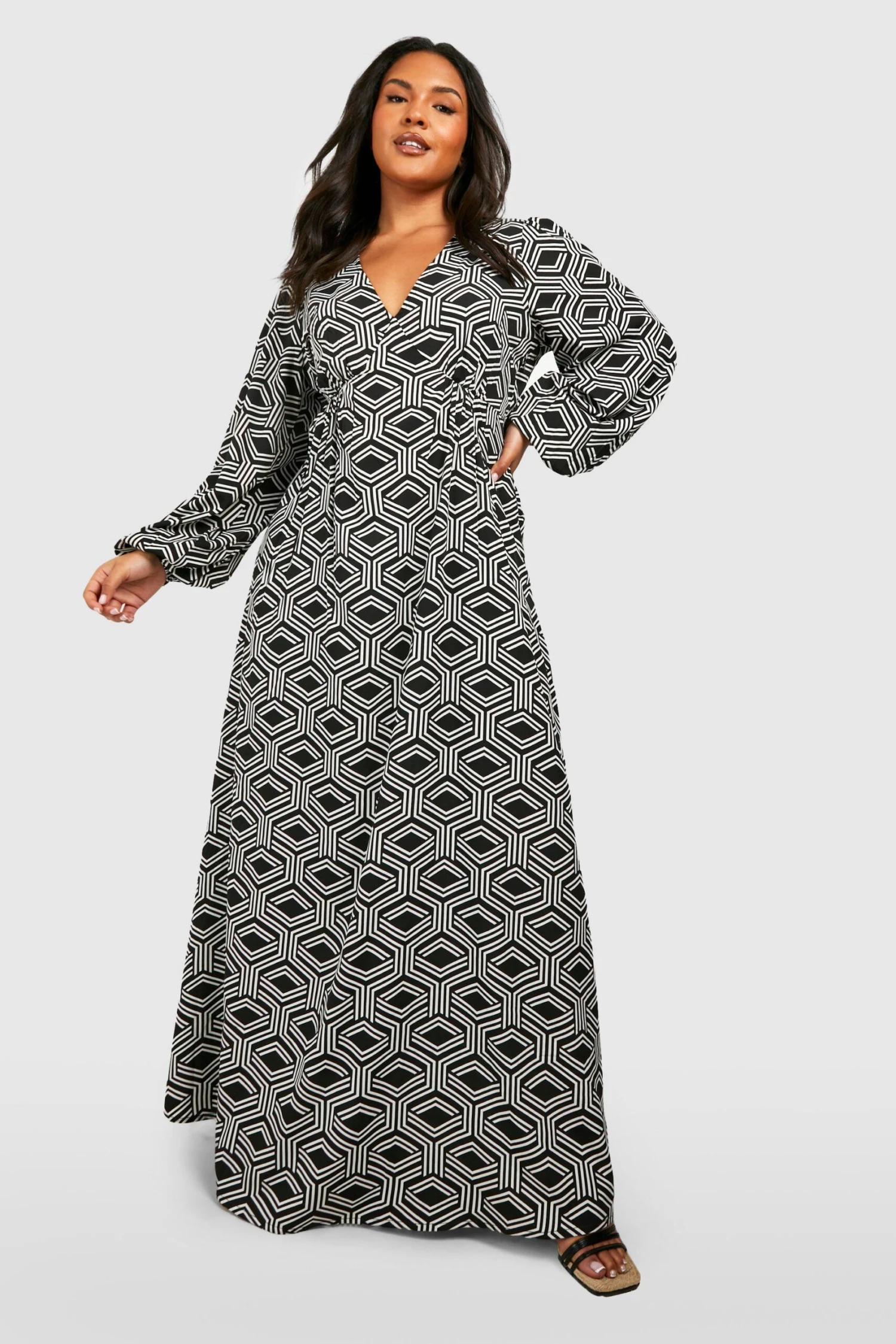 BOOHOO Grande Taille - Robe Longue Imprimé Géométrique 5 BOOHOO Grande Taille - Robe Longue Imprimé Géométrique – Image 3