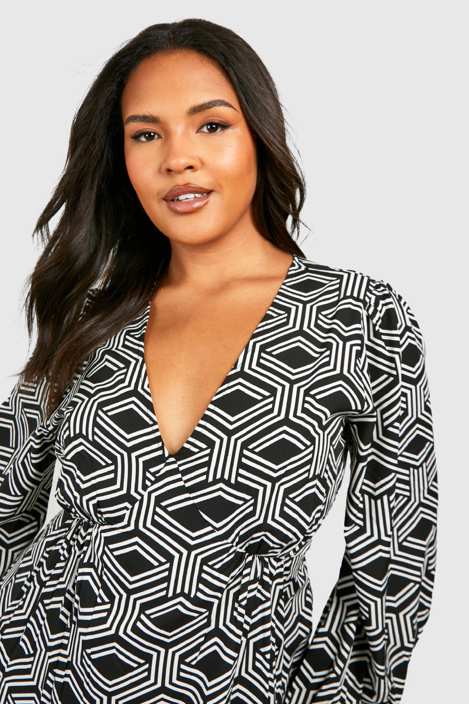 BOOHOO Grande Taille - Robe Longue Imprimé Géométrique 6 BOOHOO Grande Taille - Robe Longue Imprimé Géométrique – Image 4