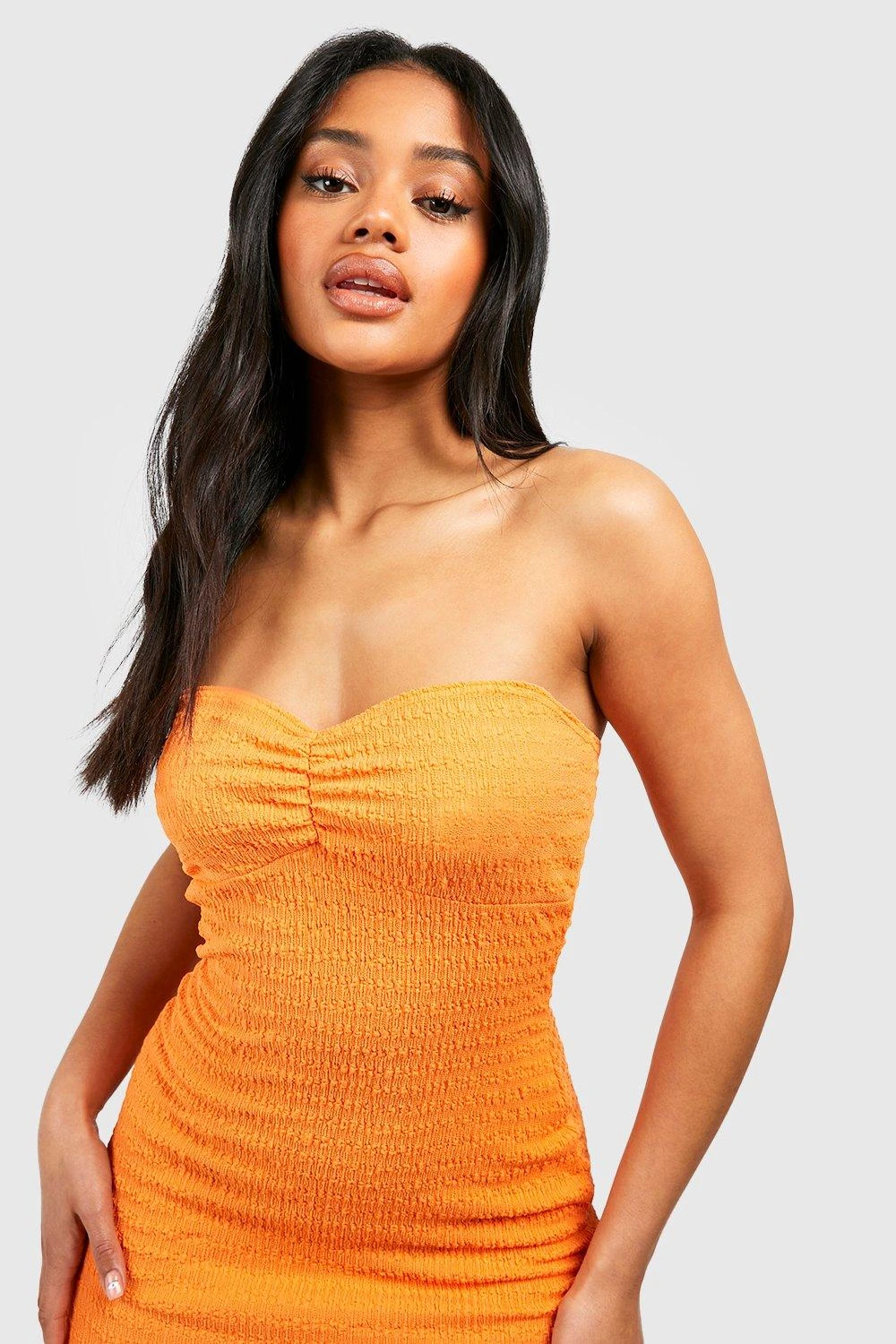 Robe Mi-longue Torsadée Texturée 6 Robe Mi-longue Torsadée Texturée – Image 4