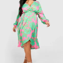 Grande Taille - Robe Portefeuille Satinée Fleurie -Pas Cher Vêtue Diva Magasin gzz58744 pink xl 2 scaled