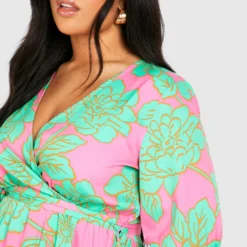 Grande Taille - Robe Portefeuille Satinée Fleurie -Pas Cher Vêtue Diva Magasin gzz58744 pink xl 3 scaled