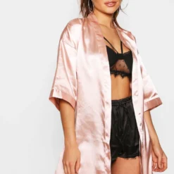 BOOHOO Robe De Chambre Satinée à Inscription Brides Squad -Pas Cher Vêtue Diva Magasin nzz89932 rose20gold xl 3