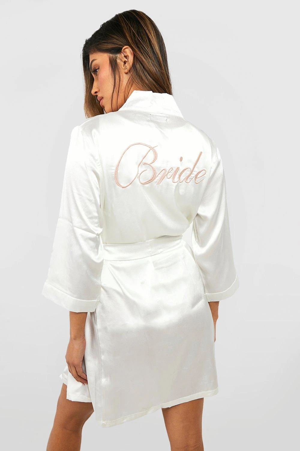 BOOHOO Robe De Chambre Satinée à Inscription Bride 2 BOOHOO Robe De Chambre Satinée à Inscription Bride