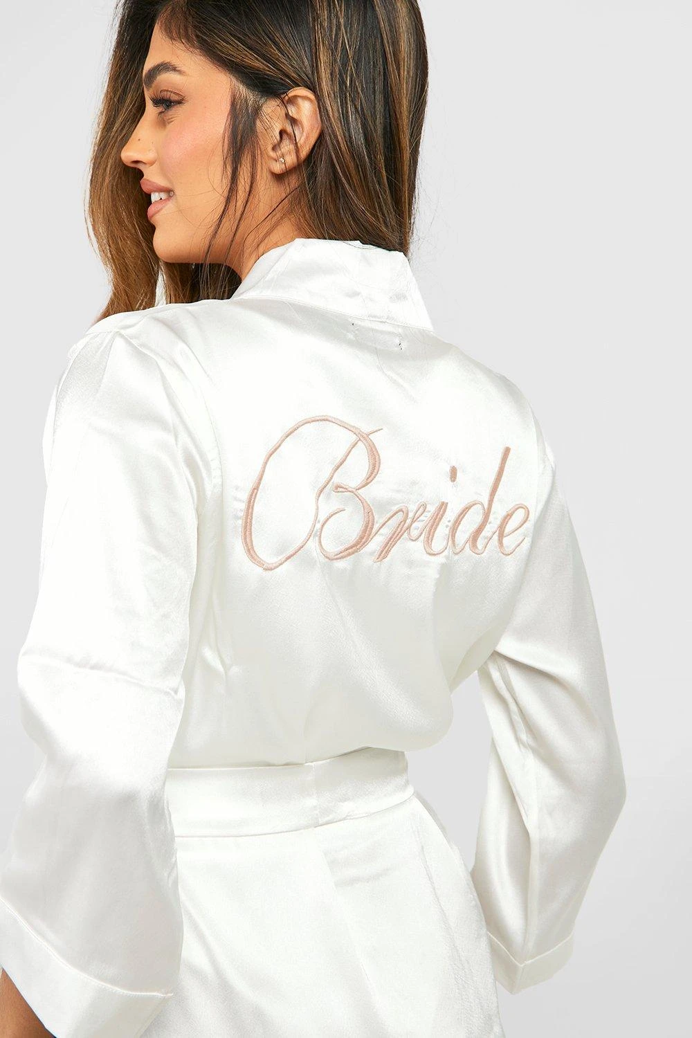 BOOHOO Robe De Chambre Satinée à Inscription Bride 5 BOOHOO Robe De Chambre Satinée à Inscription Bride – Image 4
