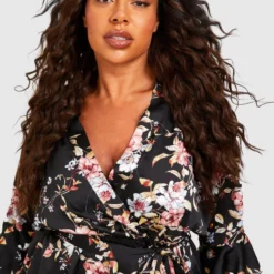 Grande Taille - Robe Cache-cœur Satinée à Imprimé Fleuri 9 Grande Taille - Robe Cache-cœur Satinée à Imprimé Fleuri -Pas Cher Vêtue Diva Magasin pzz69772 black xl 3 scaled